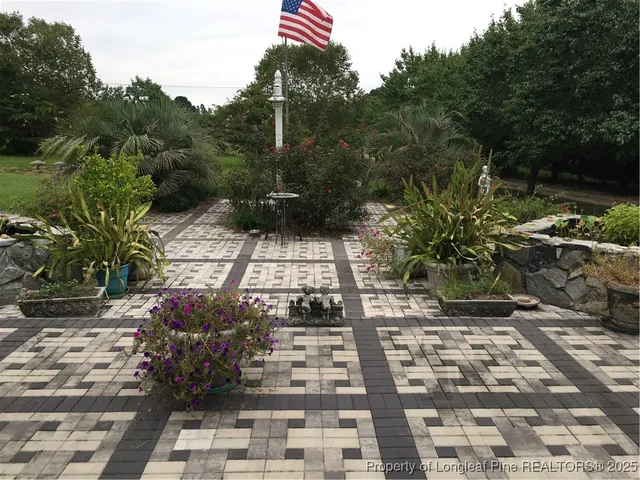 a view of a pathway with a pathway