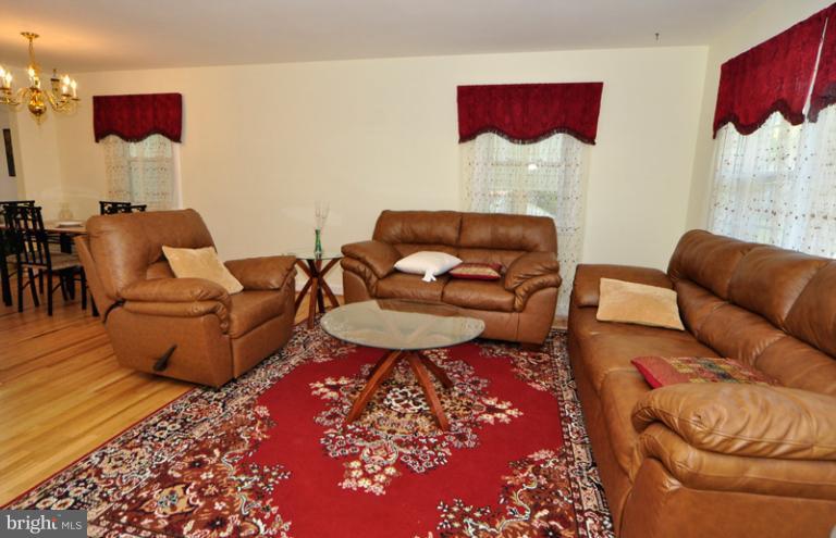 103 Tapawingo Road Southeast Vienna, VA 22180 - Photo 2 of 23 Living Room