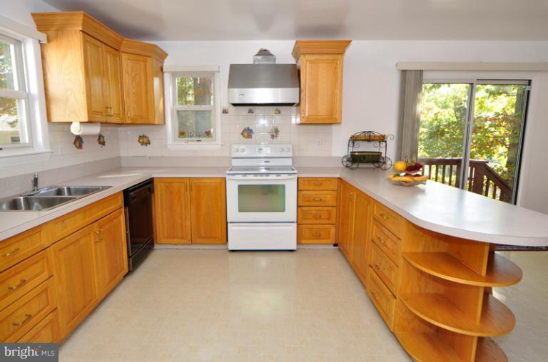 103 Tapawingo Road Southeast Vienna, VA 22180 - Photo 5 of 23 Kitchen