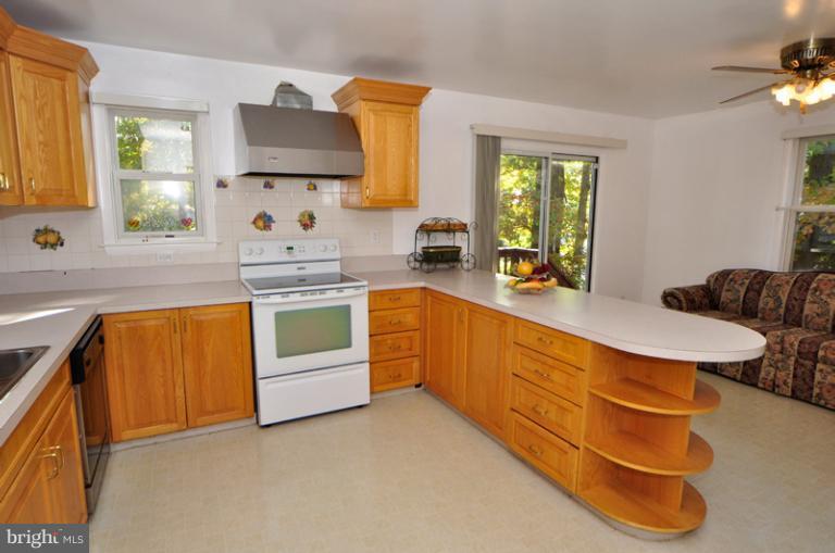103 Tapawingo Road Southeast Vienna, VA 22180 - Photo 10 of 23 Kitchen