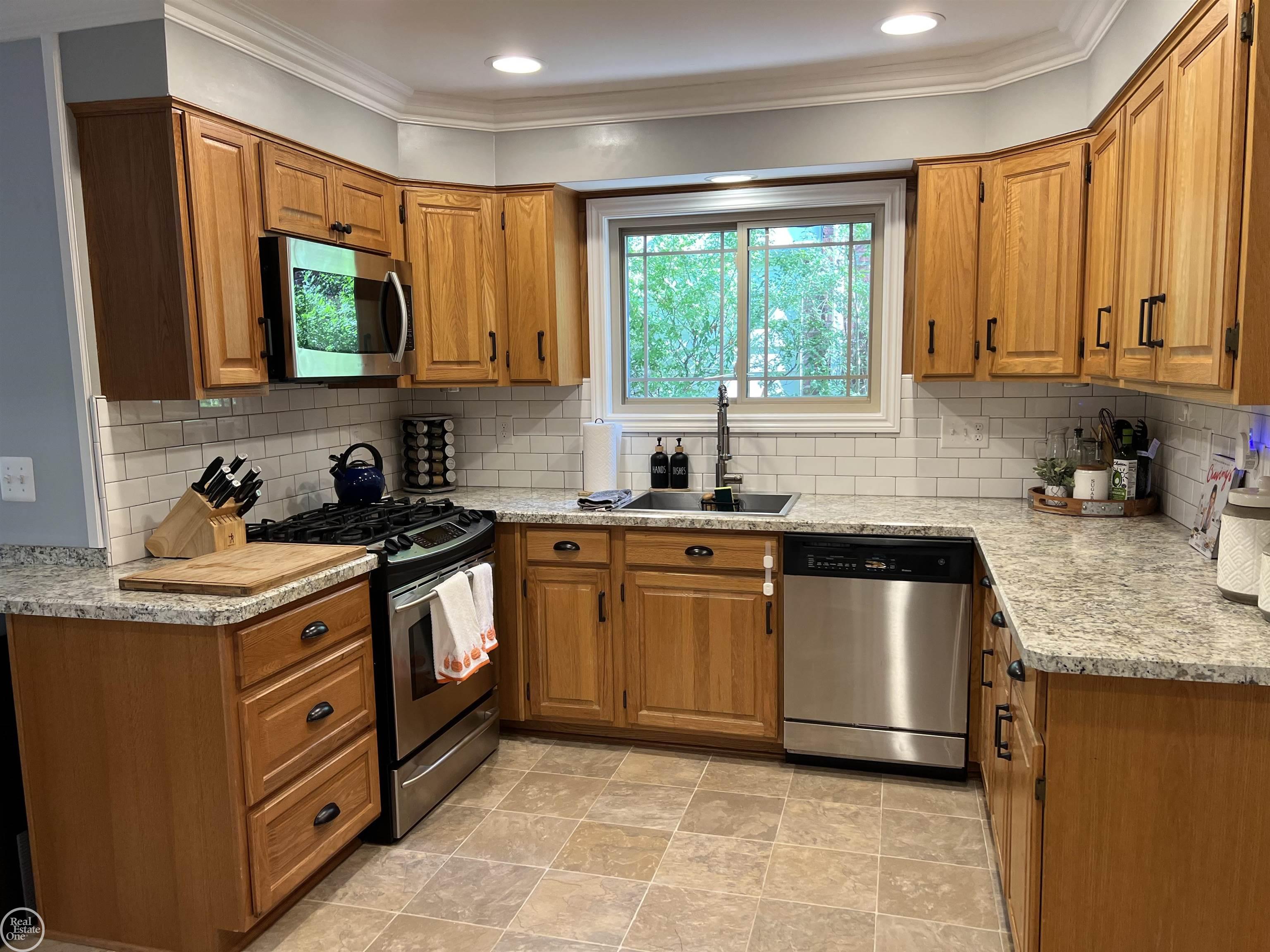 1870 Prestwick Road Grosse Pointe Woods, MI 48236 - Photo 24 of 66