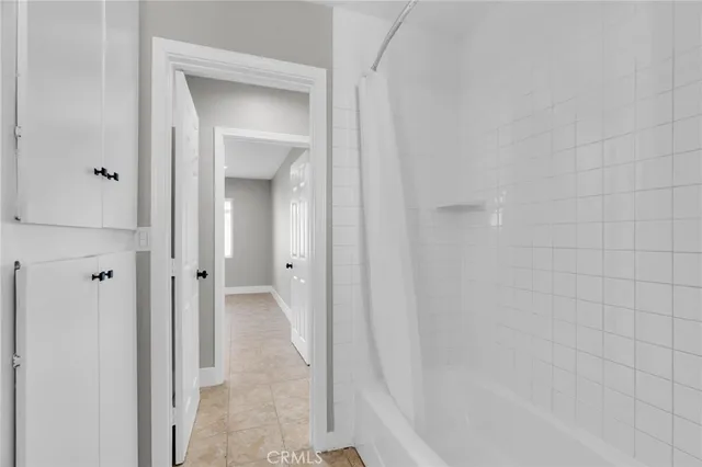 an empty room with closet and a ceiling fan