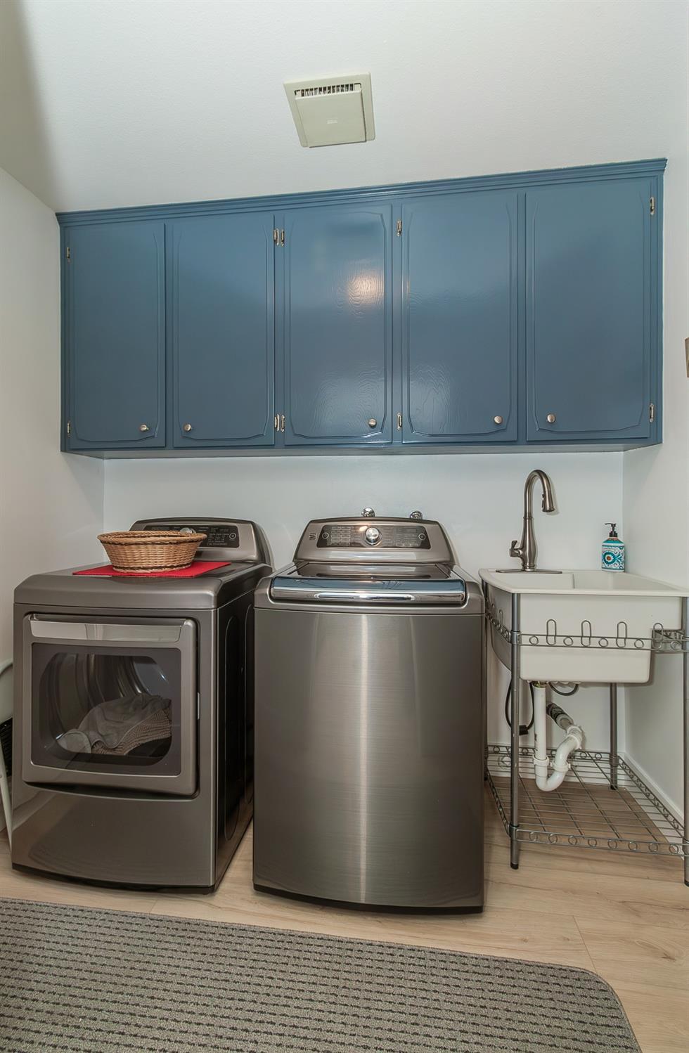 1930 Cougar Lane Clovis, CA 93611 - Photo 15 of 34 a utility room with washer and dryer