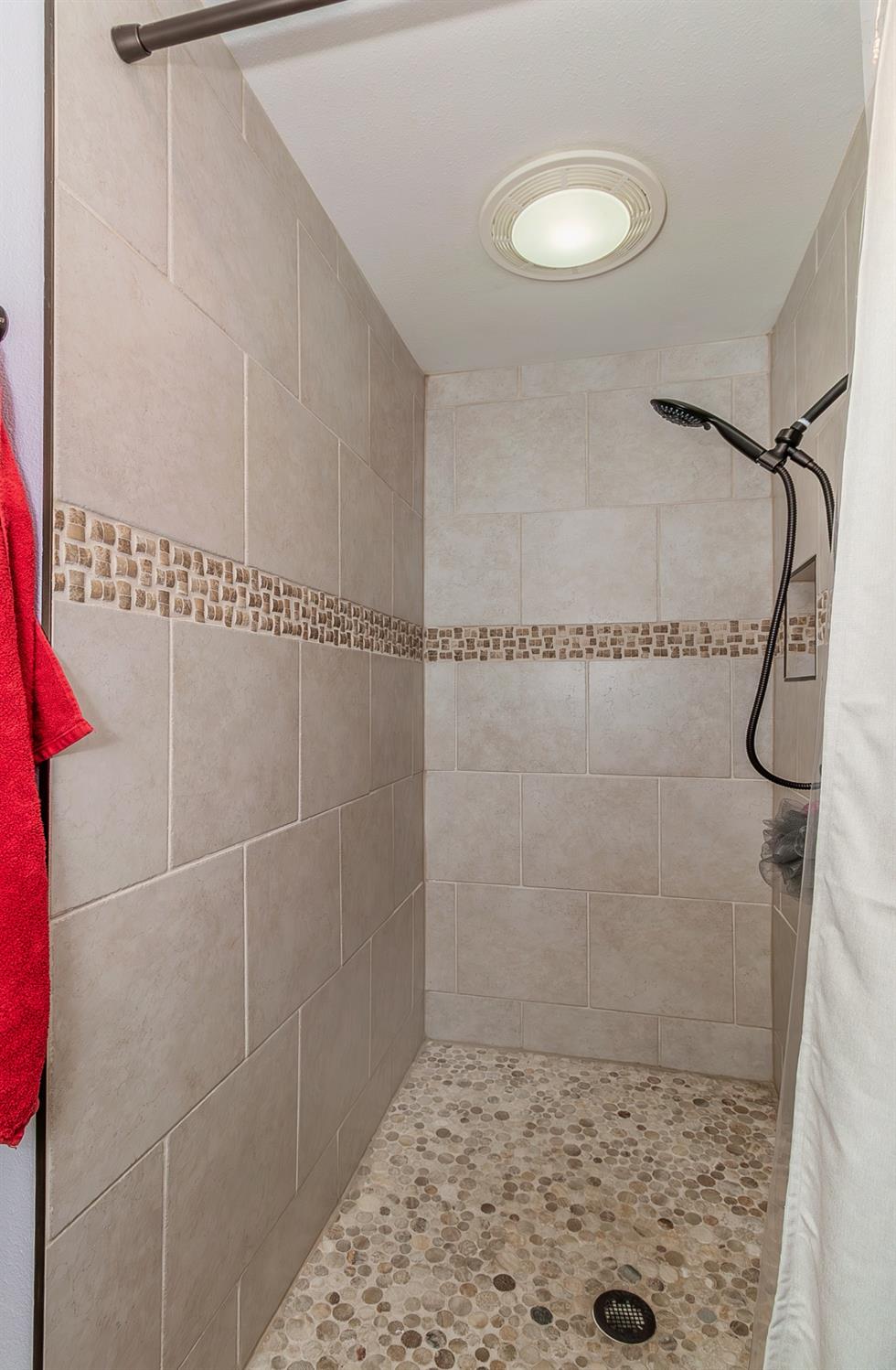 1930 Cougar Lane Clovis, CA 93611 - Photo 23 of 34 a bathroom with a shower