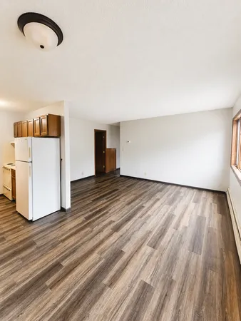 $950 | 222 6th Street Southwest, Unit 2, Madelia, MN 56062