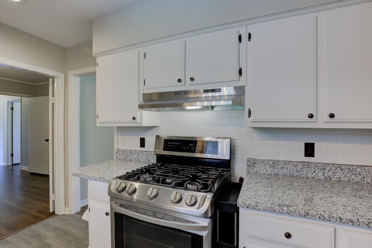 1738 Capri Road Memphis, TN 38117 - Photo 8 of 24 Pretty White-Washed Brick Backsplash