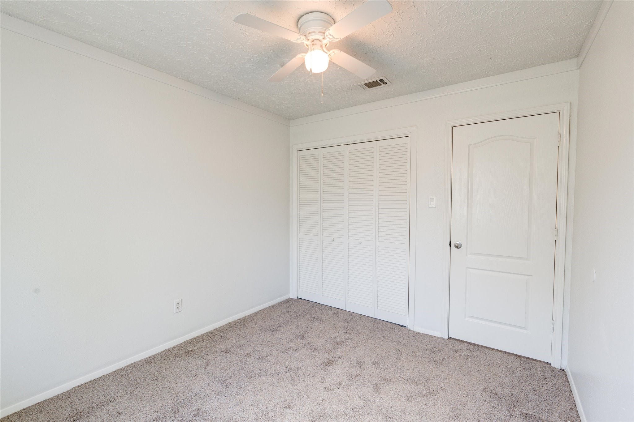3726 Acorn Run Lane Spring, TX 77389 - Photo 20 of 27 an empty room with closet and a chandelier fan
