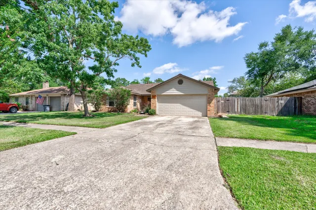 a view of a back yard