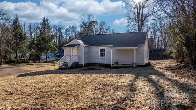 a view of a house with a yard