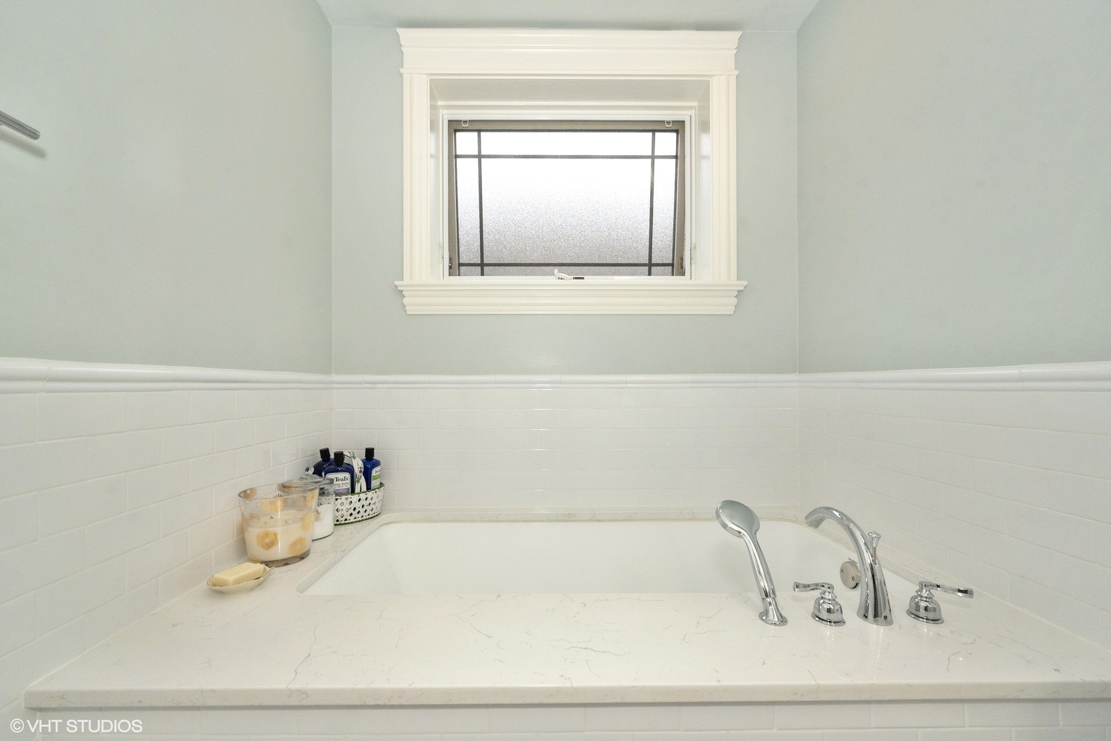 858 West Diversey Parkway, Unit 1W Chicago, IL 60614 - Photo 12 of 20 a bathroom with a bathtub