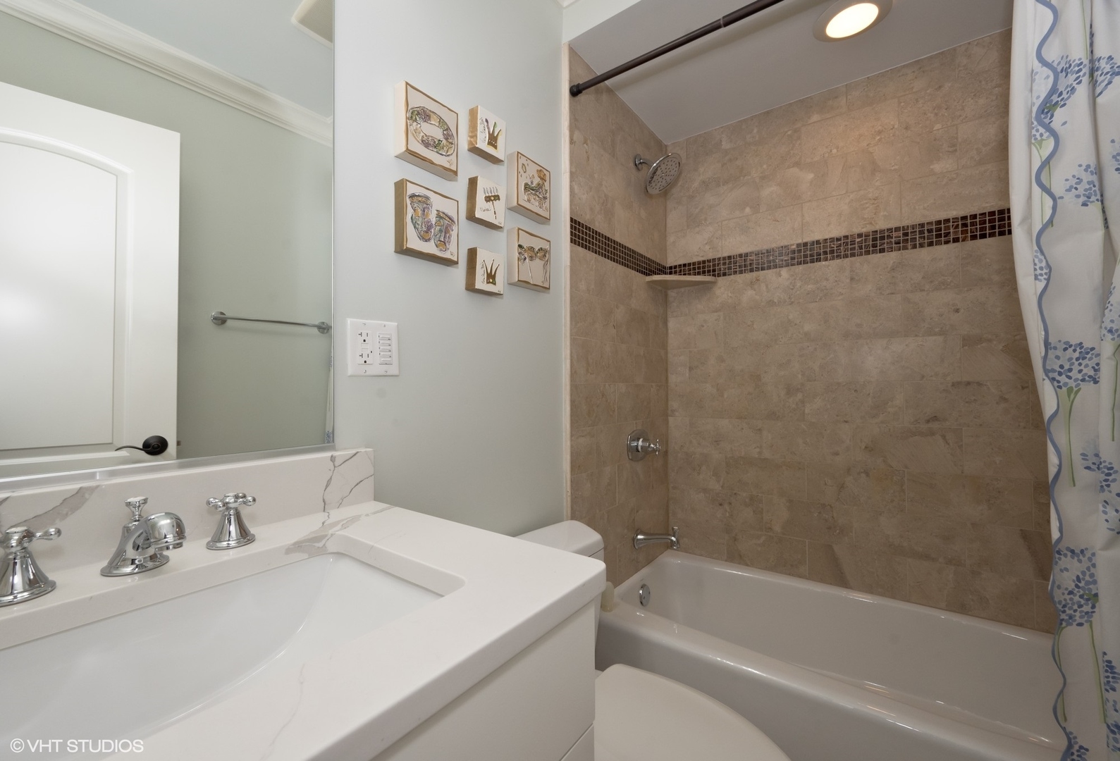 858 West Diversey Parkway, Unit 1W Chicago, IL 60614 - Photo 14 of 20 a bathroom with a bathtub and a sink