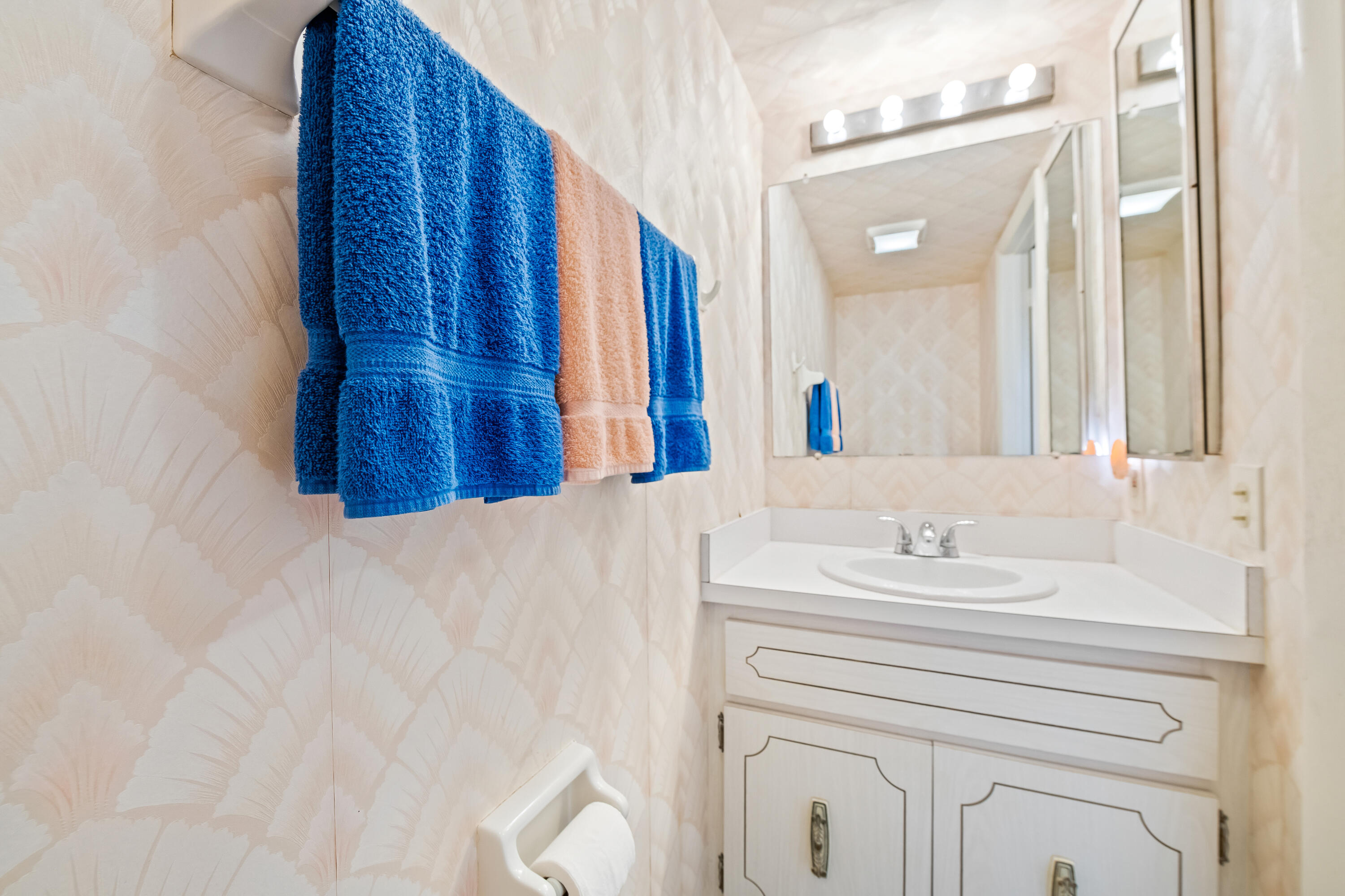 799 Jeffery Street, Unit 4050 Boca Raton, FL 33487 - Photo 15 of 39 a bathroom with a sink vanity and a mirror