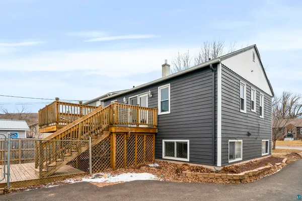 $2,300 | 5116 Ivanhoe Street, Duluth, MN 55804