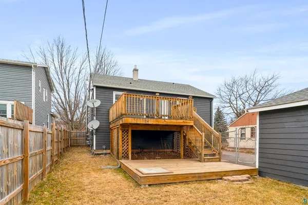 $2,300 | 5116 Ivanhoe Street, Duluth, MN 55804