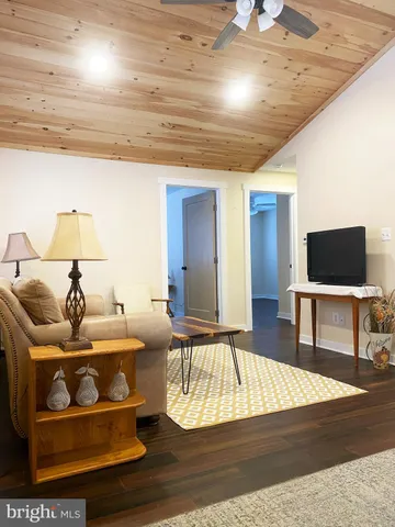 $2,195 | 1978 Leithsville Road, Hellertown, PA 18055