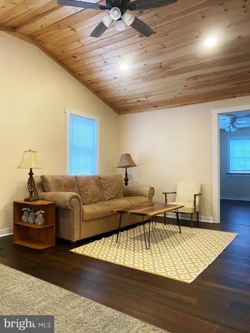 $2,195 | 1978 Leithsville Road, Hellertown, PA 18055