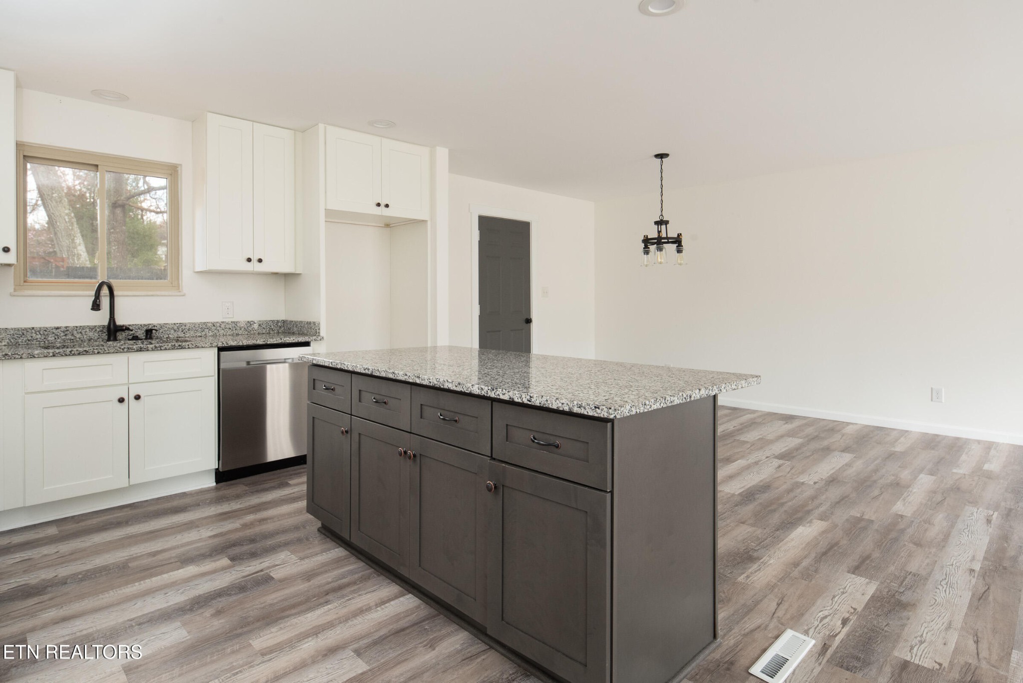301 Oak Road Powell, TN 37849 - Photo 8 of 22 Gallery Image 8