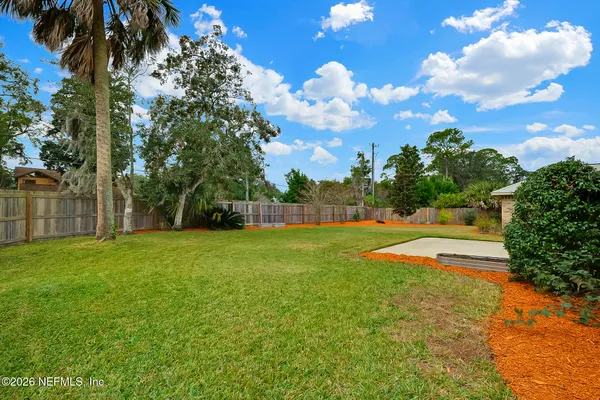 a view of a backyard