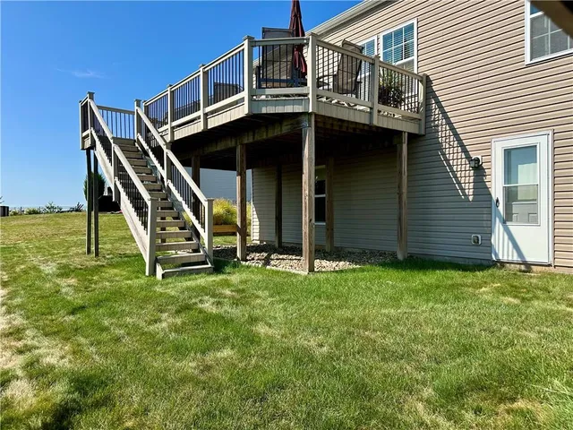 a view of a house with backyard
