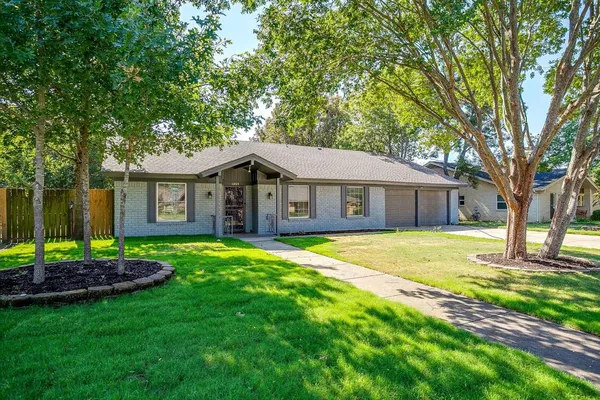 $2,050 | 1225 Crestwood Drive, Cleburne, TX 76033