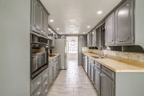 $2,050 | 1225 Crestwood Drive, Cleburne, TX 76033