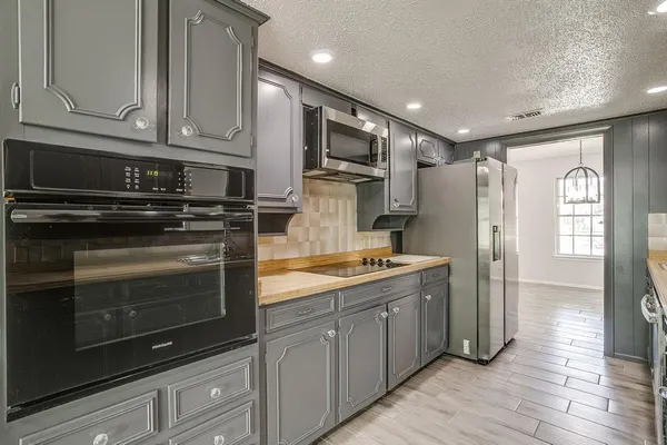 $2,050 | 1225 Crestwood Drive, Cleburne, TX 76033