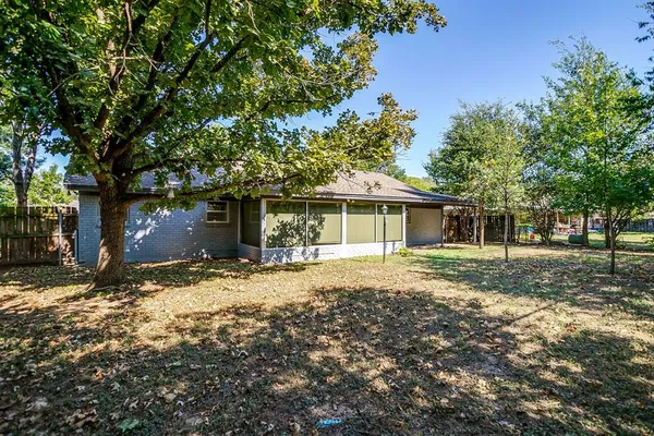 $2,050 | 1225 Crestwood Drive, Cleburne, TX 76033