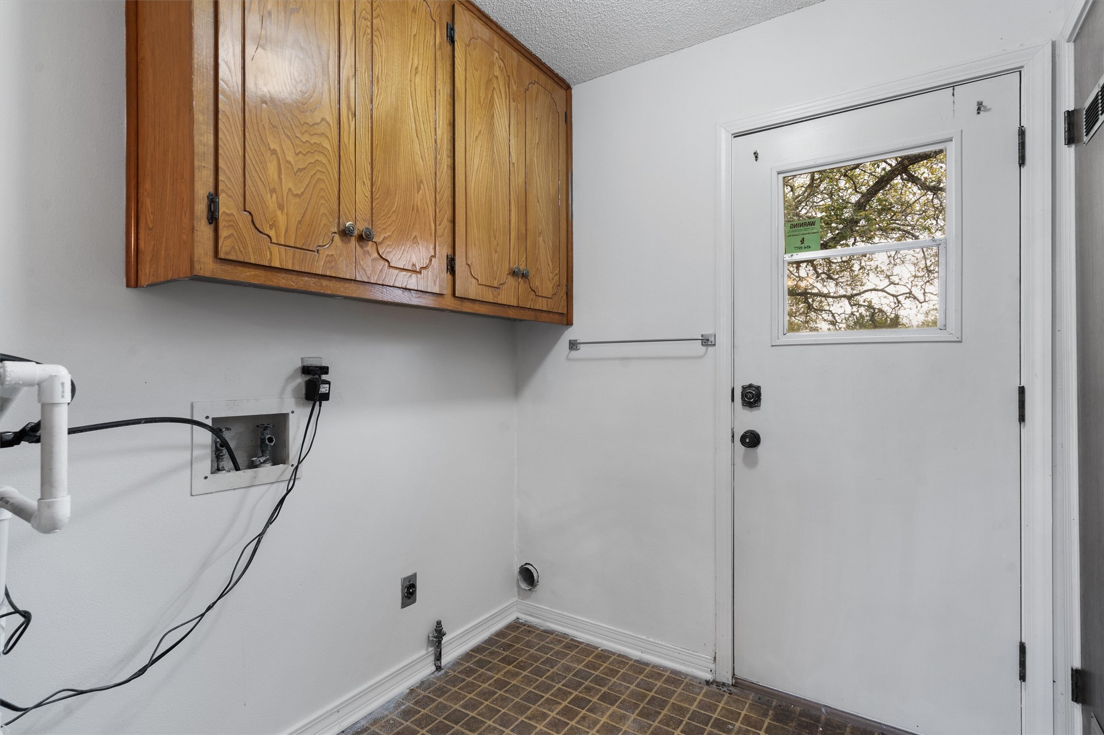 422 Patricia Road Georgetown, TX 78628 - Photo 25 of 39 a bathroom with a window