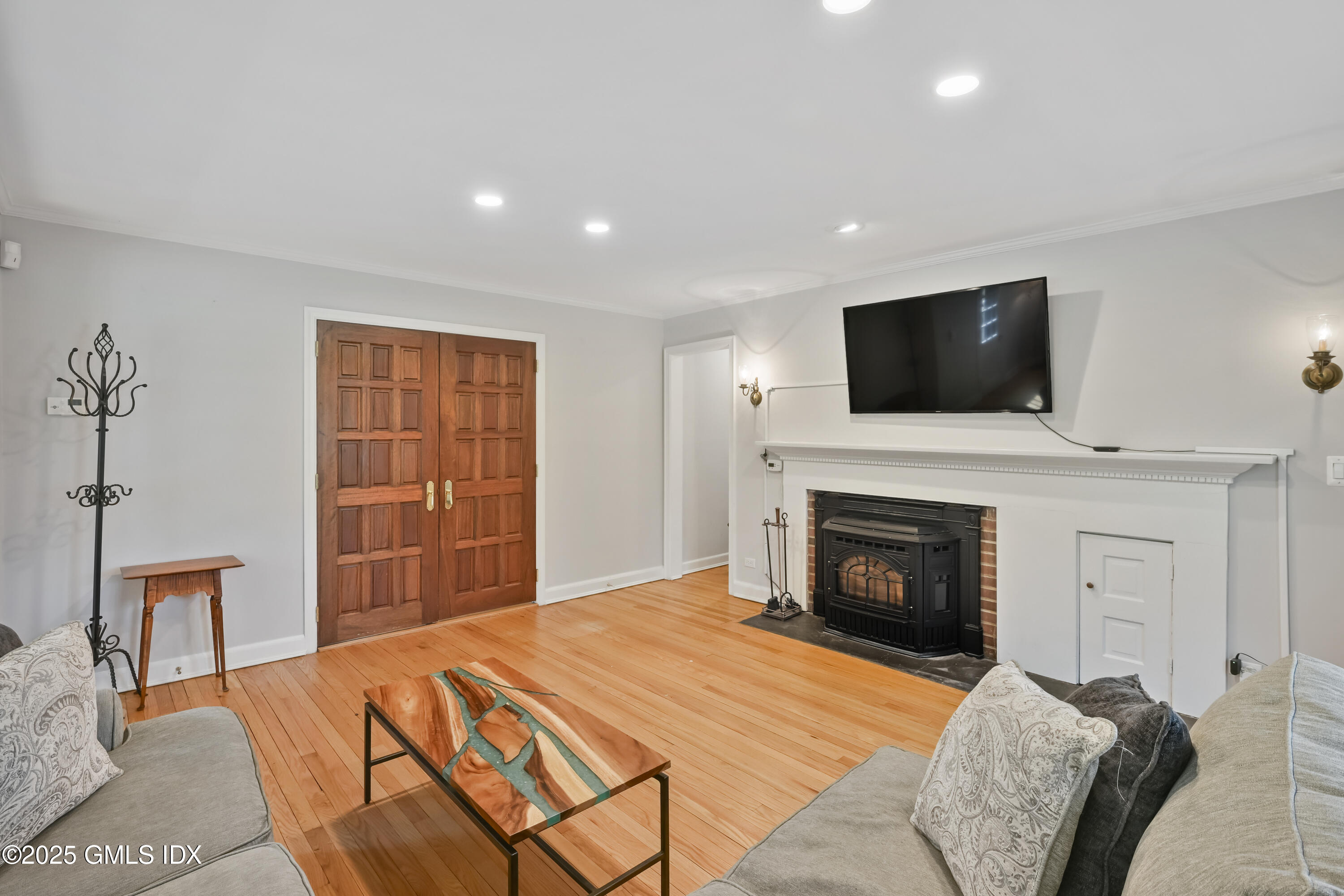 25 Wire Mill Road Stamford, CT 06903 - Photo 16 of 48 Fireplace Living Room