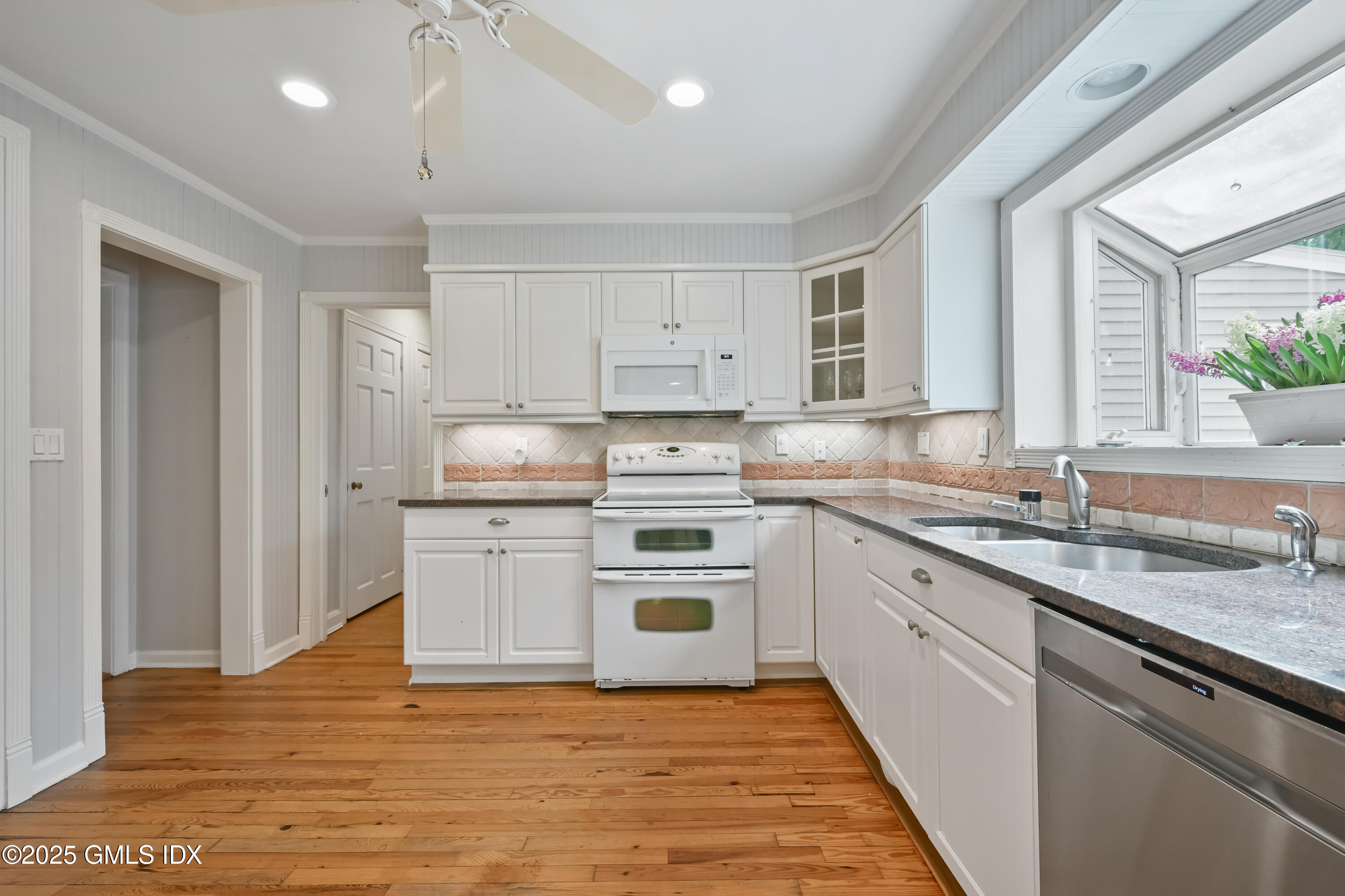 25 Wire Mill Road Stamford, CT 06903 - Photo 19 of 48 Kitchen