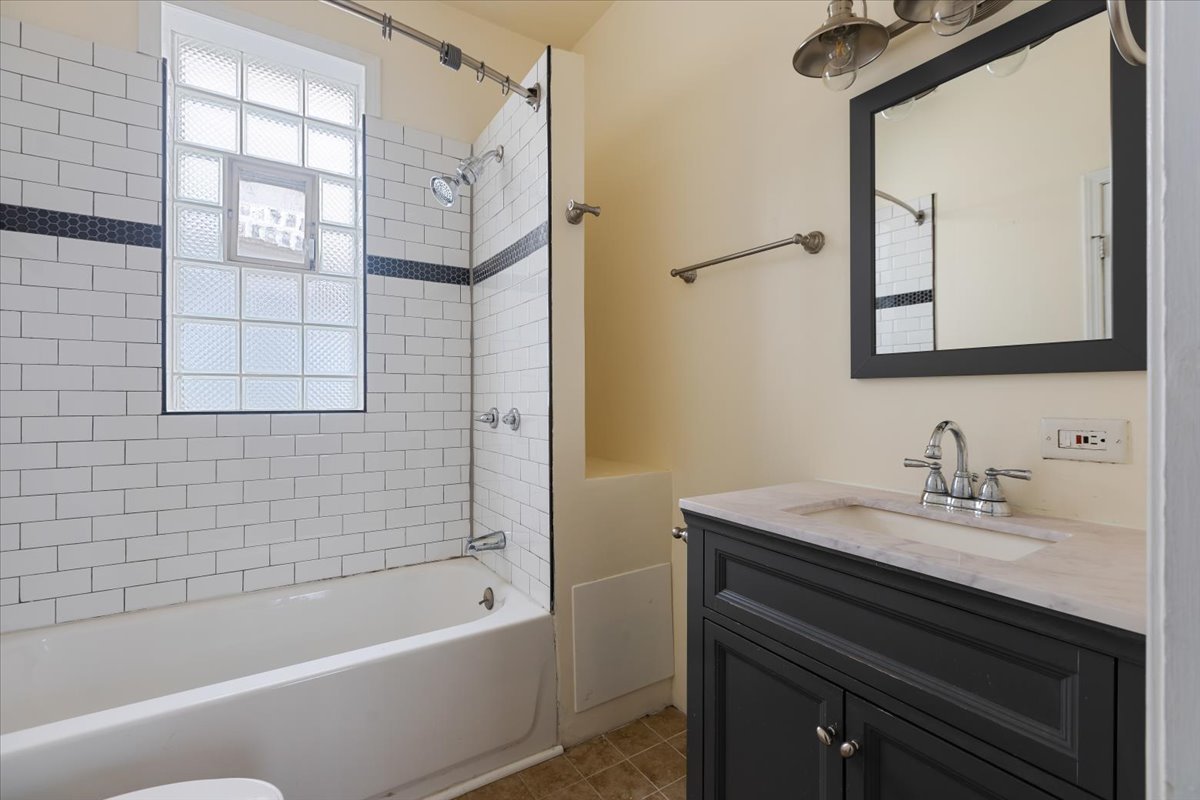 2062 North Damen Avenue Chicago, IL 60647 - Photo 13 of 26 a bathroom with a sink and a bathtub