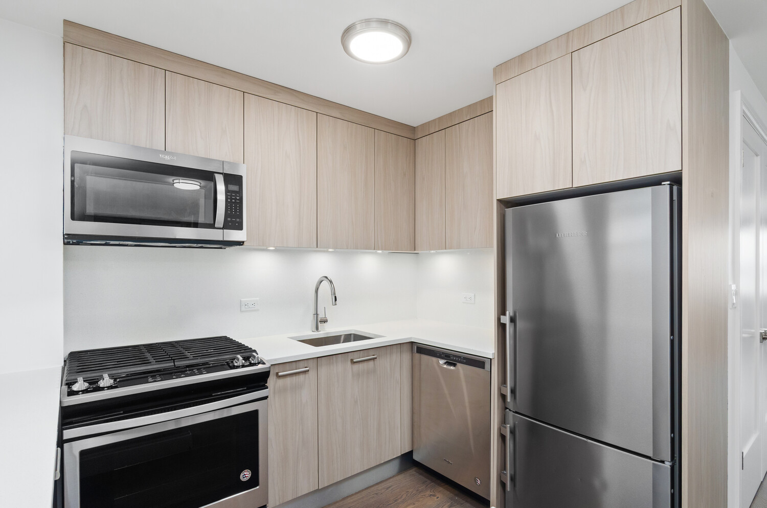 5700 Arlington Avenue, Unit 12T Bronx, NY 10471 - Photo 21 of 39 a kitchen with stainless steel appliances a refrigerator stove and microwave