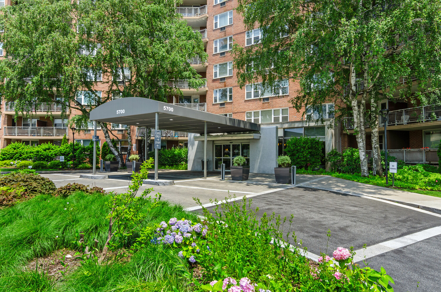 5700 Arlington Avenue, Unit 12T Bronx, NY 10471 - Photo 25 of 39 a front view of a house with yard and green space