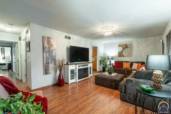 $320,500 | 1033 Southwest Marge Court, Topeka, KS 66615