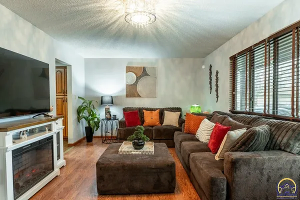 $320,500 | 1033 Southwest Marge Court, Topeka, KS 66615