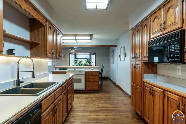 $320,500 | 1033 Southwest Marge Court, Topeka, KS 66615