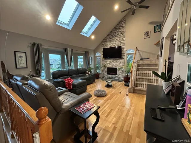 $925,000 | 839 Pine Avenue, West Islip, NY 11795