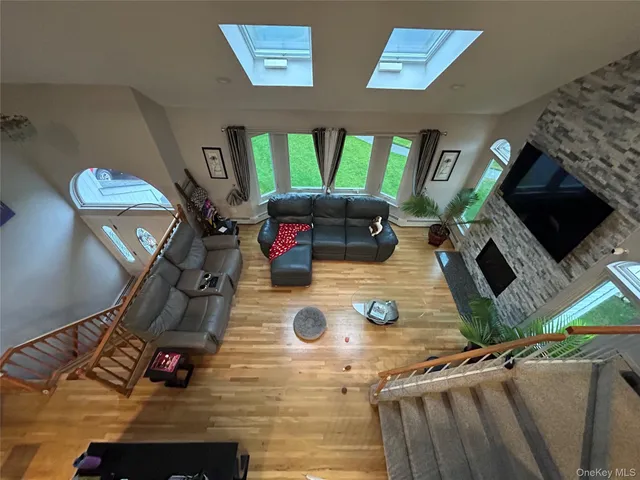 $925,000 | 839 Pine Avenue, West Islip, NY 11795