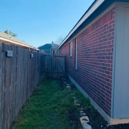 a view of a backyard