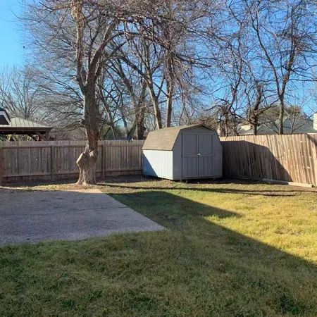 a view of a backyard