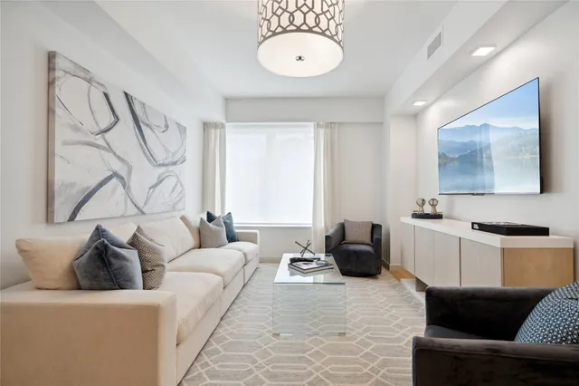 $1,236,500 | 218 Middle Neck Road, Unit 302, Great Neck, NY 11021