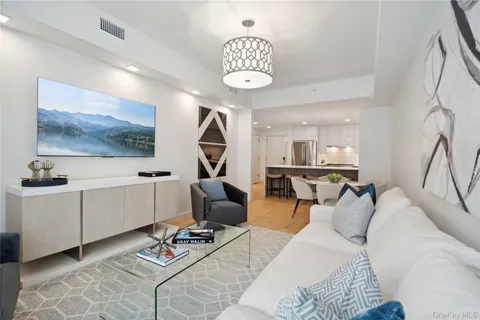 $1,236,500 | 218 Middle Neck Road, Unit 302, Great Neck, NY 11021