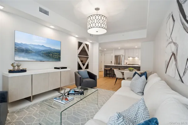 $1,236,500 | 218 Middle Neck Road, Unit 302, Great Neck, NY 11021