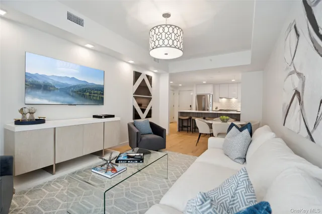 $1,236,500 | 218 Middle Neck Road, Unit 302, Great Neck, NY 11021