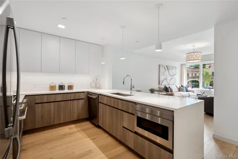 $1,236,500 | 218 Middle Neck Road, Unit 302, Great Neck, NY 11021