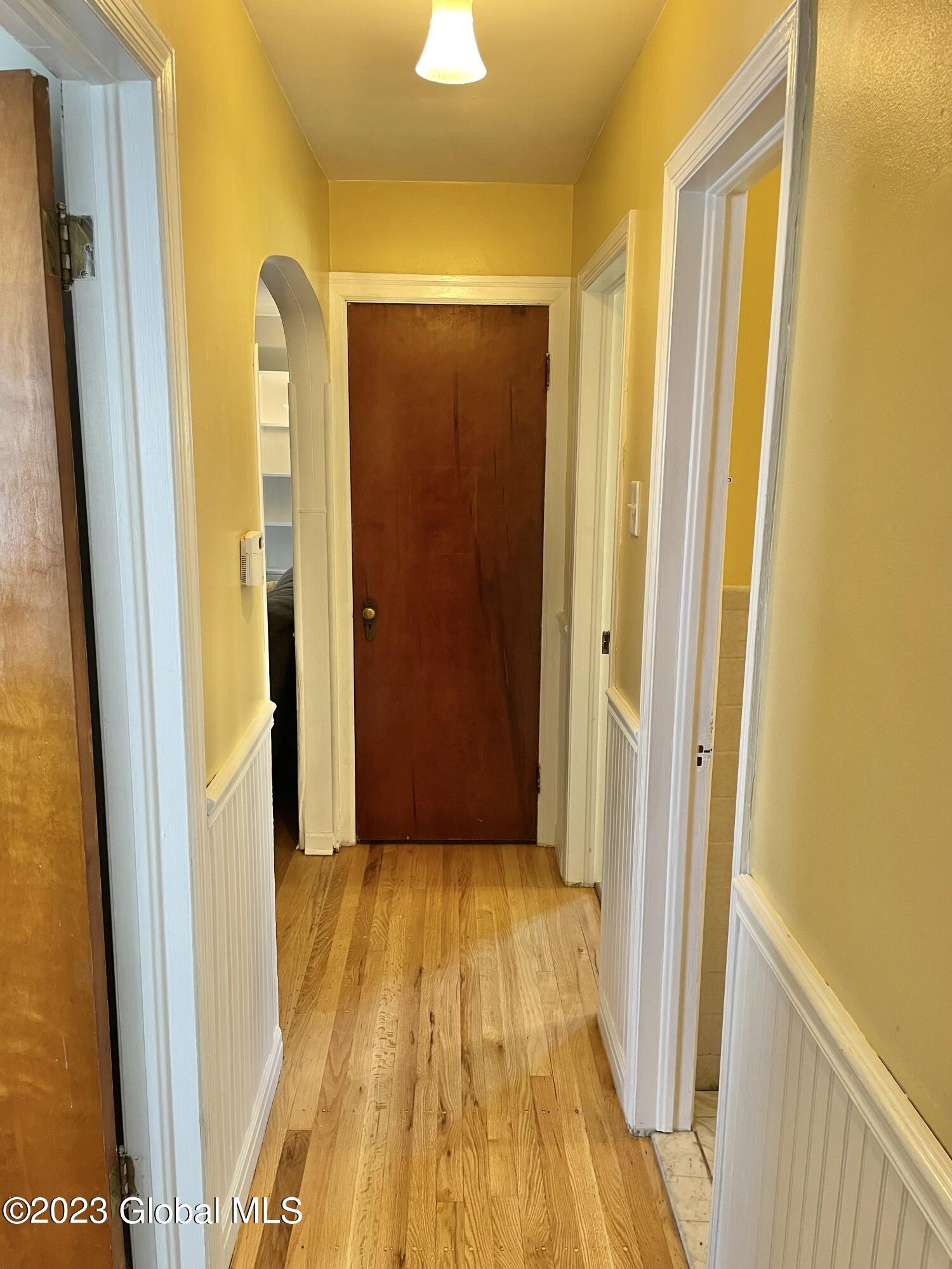320 Kings Road Schenectady, NY 12304 - Photo 13 of 28 Hallway