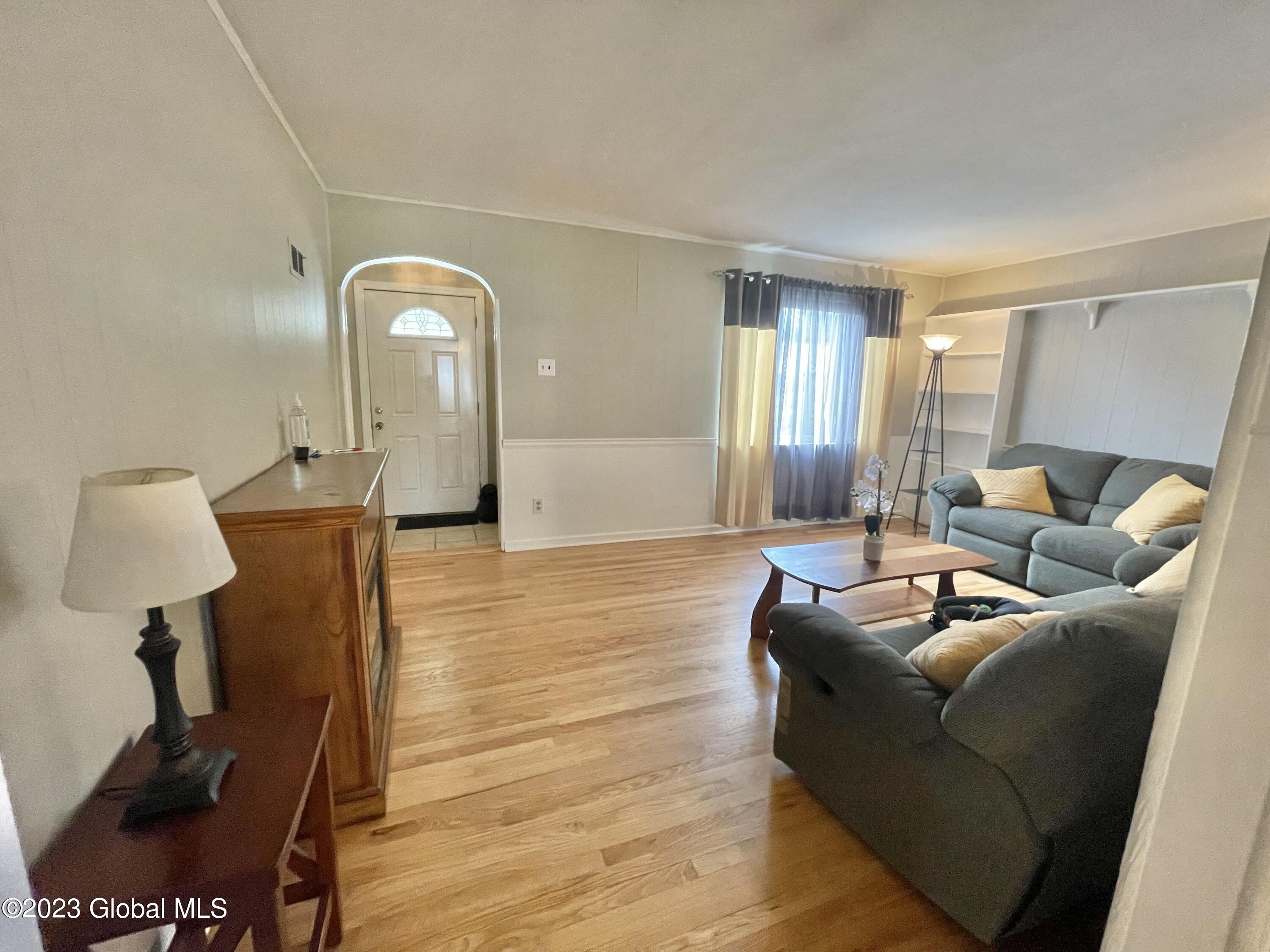 320 Kings Road Schenectady, NY 12304 - Photo 3 of 28 Living Room/Entrance