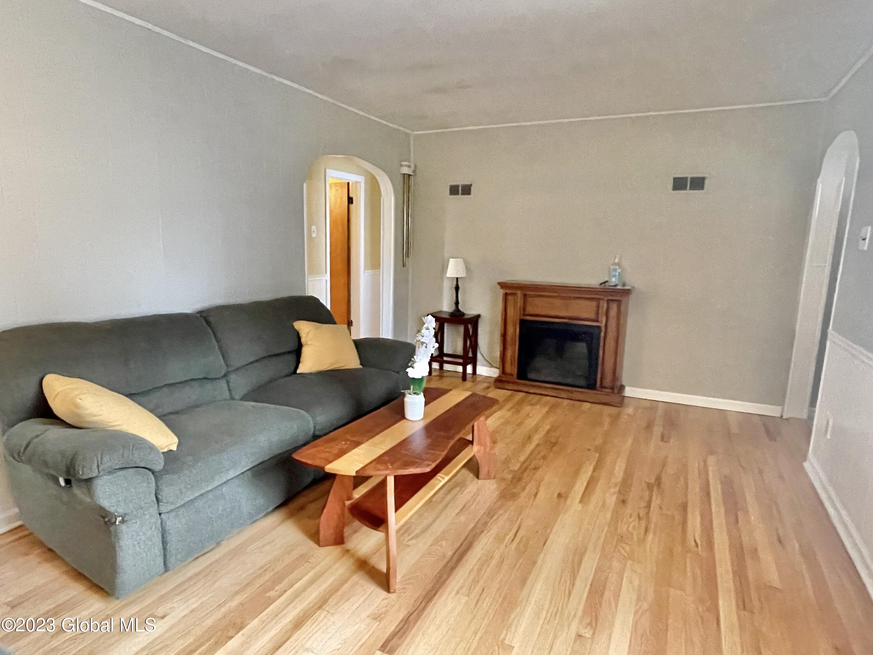 320 Kings Road Schenectady, NY 12304 - Photo 5 of 28 Living Room