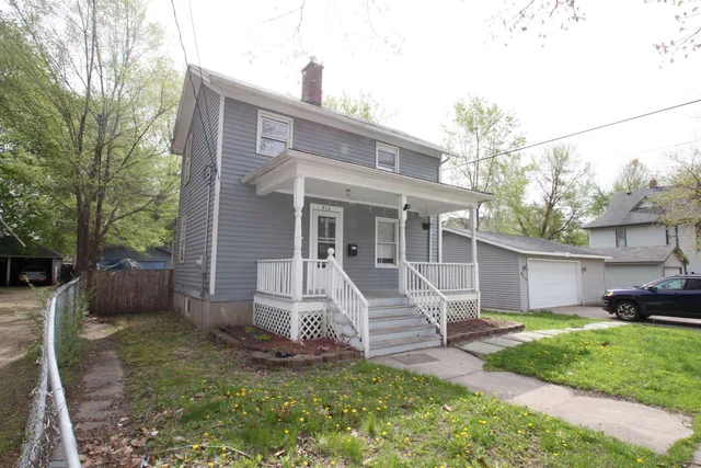 a view of a house with backyard