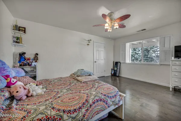 a view of a dry yard